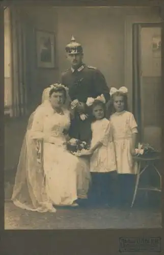 Kabinettfoto Leipzig Eutritzsch, Deutscher Soldat in Uniform, Portrait mit Frau und Kindern, 1918