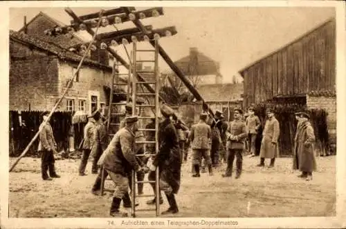 Ak Deutsche Soldaten in Uniformen beim Aufrichten eines Telegraphen Doppelmastes, I WK