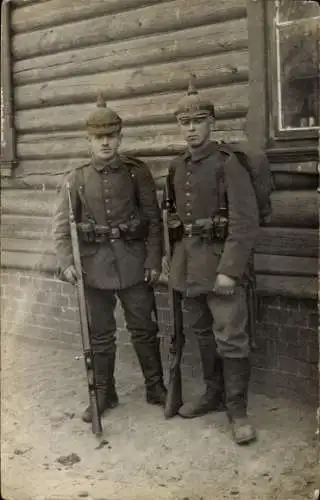 Foto Ak Jablonna, Zwei Deutsche Soldaten in Uniformen, I WK