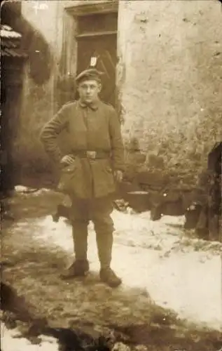 Foto Ak Deutscher Soldat in Uniform vor einem Haus