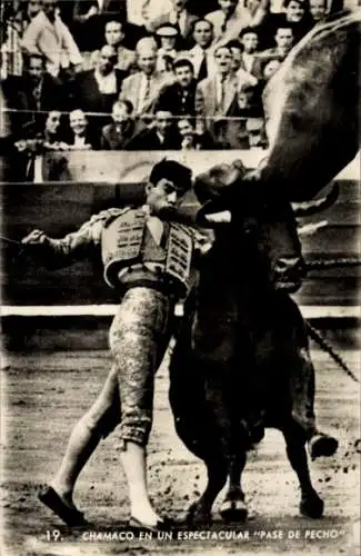 Ak Bullfight, Chamaco in einem spektakulären Chest Pass