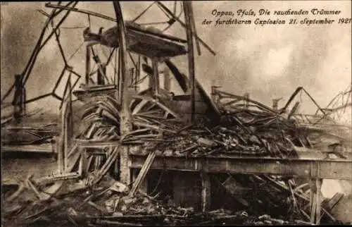 Ak Oppau Ludwigshafen am Rhein, Explosion des Stickstoffwerkes 1921, rauchende Trümmer