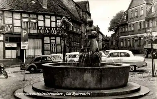 Ak Helmstedt in Niedersachsen, Heinrichsplatz, Brunnen Die Spinnerin