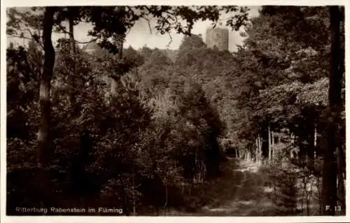 Ak Rabenstein im Fläming, Blick durch den Wald auf Ritterburg