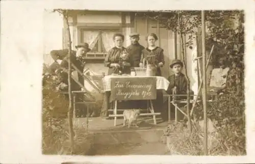 Foto Ak Chemnitz in Sachsen, Kriegsjahr 1915, Familie auf Terrasse, Katze
