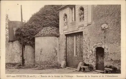 Ak Gif sur Yvette Essonne, Entree de la ferme de l'Abbaye, Statues de la Disette et de l'Abondance