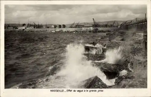 Ak Marseille Bouches du Rhône, Effet de vague a la grande jetee
