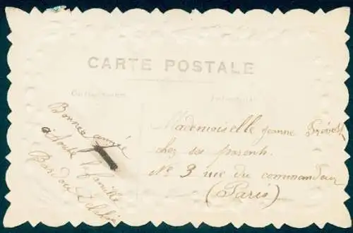 Präge Stoff Glitzer Ak Weibliche Hand, Blumen, Stoffschleife