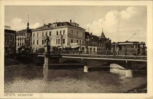 Ak Siegen in Westfalen, Siegbrücke, Straßenbahn