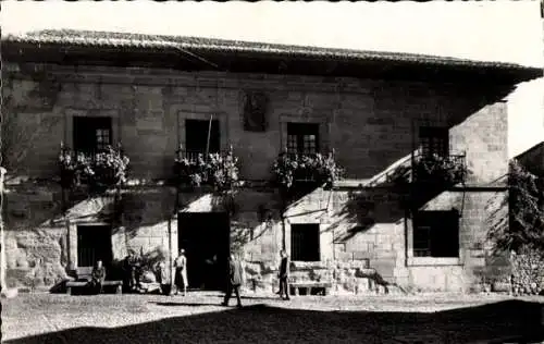 Ak Santillana del Mar Kantabrien, Parador de Gil Blas, Blick auf eine Herberge
