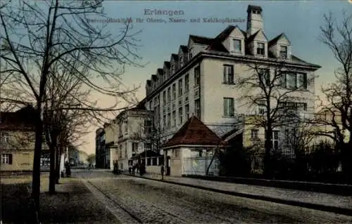 Ak Erlangen in Mittelfranken Bayern, Universitätsklinik, Außenansicht, Straße, Passanten