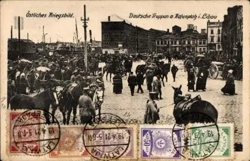 Ak Liepaja Libau Lettland, Deutsche Truppen am Hafenplatz