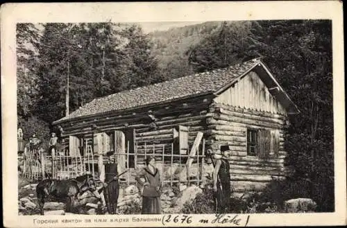Ak Kostenez Bulgarien, Personen vor einer Blockhütte