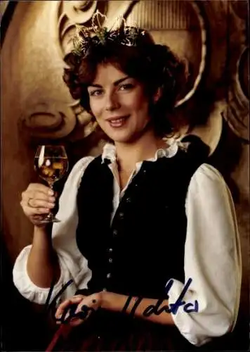Ak Schauspielerin Karin Molitor, Portrait, Autogramm, Deutsche Weinkönigin 1982/83, Weinglas