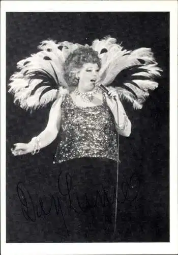 Ak Schauspielerin, Portrait, Autogramm, Mikrofon, Federkragen