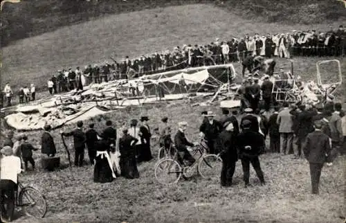 Ak Lenkbares Luftschiff Erbslöh bei Leichlingen, 13. Juli 1910, Trümmer, Schaulustige