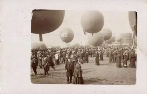 Foto Ak Zürich, Gordon Bennett Wettfahrt 1909, Ballons auf dem Flugplatz, Zuschauer
