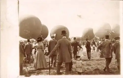 Foto Ak Köln, Ballons auf dem Flugplatz, Zuschauer