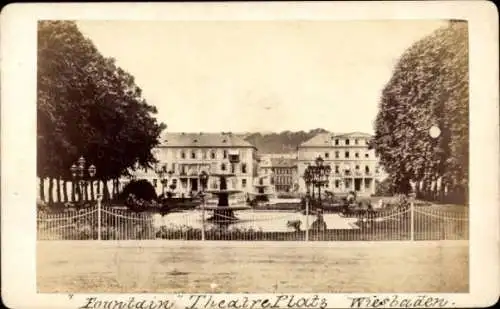 Foto Wiesbaden in Hessen, Springbrunnen, Theaterplatz