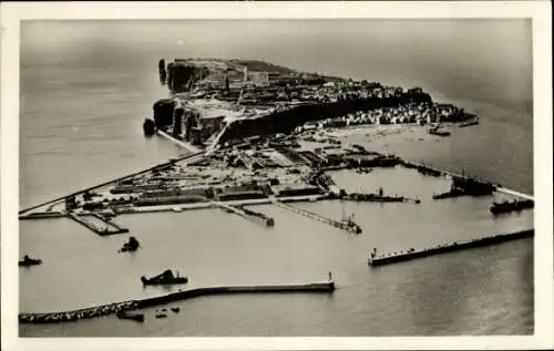 Ak Helgoland, Fliegeraufnahme, Gesamtansicht, Hafen