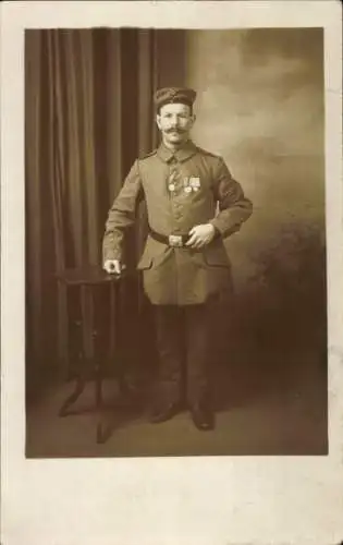 Foto Ak Deutscher Soldat in Uniform mit Orden, Standportrait, I WK