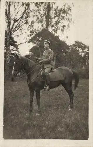 Foto Ak Deutscher Soldat in Uniform auf einem Pferd
