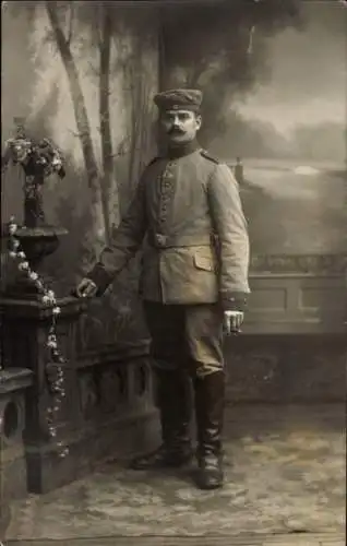 Foto Ak Deutscher Soldat in Uniform, Standportrait, Zigarette