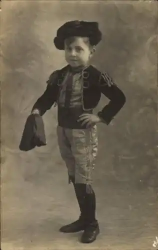 Foto Ak Junge in Torero-Uniform, Portrait, Stierkampf