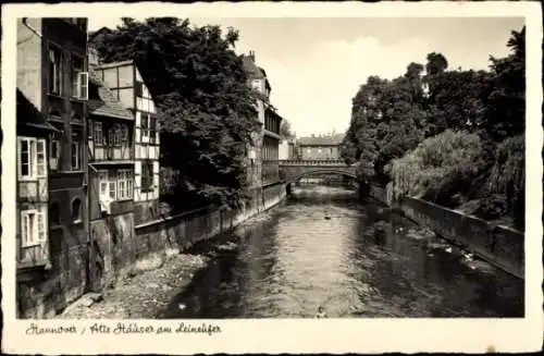 Ak Hannover in Niedersachsen, Alte Häuser am Leineufer, Brücke