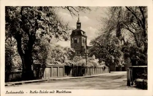 Ak Luckenwalde in Brandenburg, Nuthe-Brücke, Marktturm