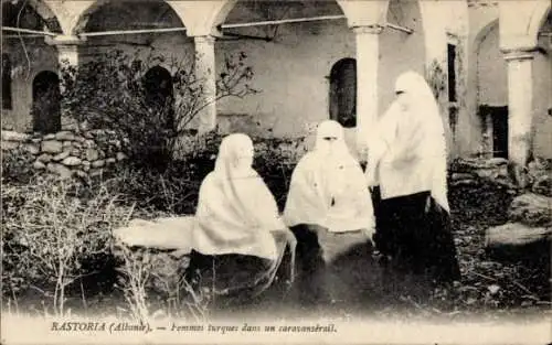 Ak Kastoria Albanien, Türkinnen in einer Karawanserei