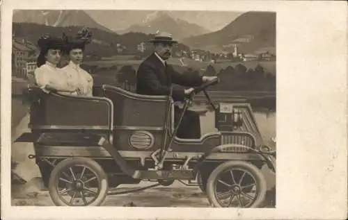 Foto Ak Fotomontage, Mann und Frauen in einem Automobil