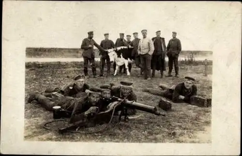 Foto Ak Deutsche Soldaten in Uniformen mit Maschinengewehr, Kuh