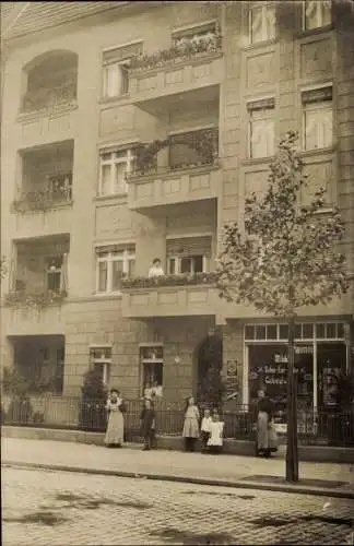 Foto Ak Berlin, Wohn und Geschäftshaus, Kolonialwarenhandlung