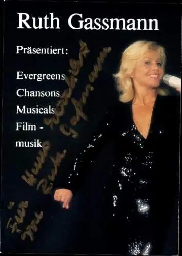 Ak Schauspielerin und Sängerin Ruth Gassmann, Mikrofon, ´Wiese, Portrait liegend, Autogramm
