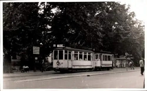 Foto Straßenbahn, Haltestelle, Fahrgäste, Linie Nr. 6
