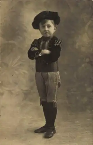 Foto Ak Junge in Torero-Uniform, Portrait, Stierkampf