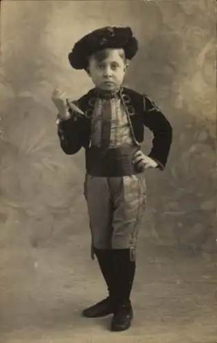 Foto Ak Junge in Torero-Uniform, Portrait, Stierkampf