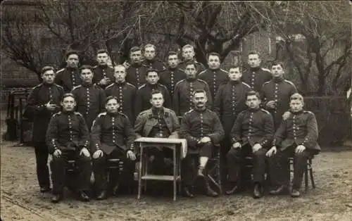 Foto Ak Soldaten in Uniformen, Gruppenaufnahme