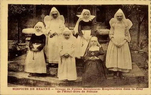 Ak Beaune Côte d'Or, Hospiz, Gruppe kleiner Hospitaliter im Hof des Hotels