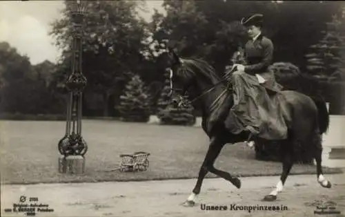 Ak Kronprinzessin Cecilie von Preußen bei einem Ausritt, Pferd