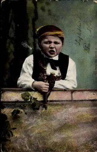 Ak Rauchendes Kind, Portrait in Tracht, Pfeife