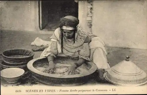 Ak Scenes et Types, Maghreb, Femme arabe preparant le Couscous, Frau bereitet Essen zu