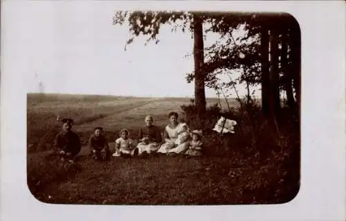 Foto Ak Bodenstedt Vechelde Niedersachsen, Familie am Waldrand