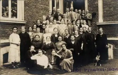 Foto Ak Bad Pyrmont in Niedersachsen, Gruppenbild vor einem Gebäude, 1926