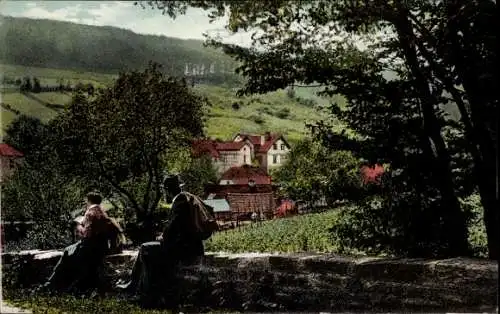 Ak Mühlenberg Holzminden in Niedersachsen, Teilansicht vom Ort, Paar sitzt auf Mauer