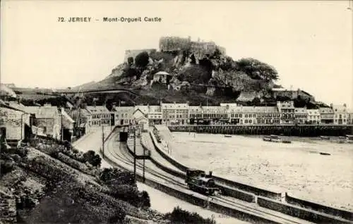 Ak Jersey Kanalinseln, Mont Orgueil Castle, Blick zur Burg, Dampflokomotiven