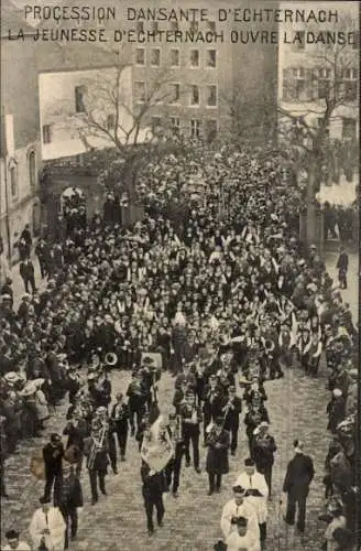 Ak Echternach Luxemburg, Procession dansante, La Jeunesse ouvre la Danse