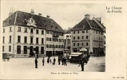 Ak La Chaux de Fonds Kanton Neuenburg, Place de l'Hôtel de Ville