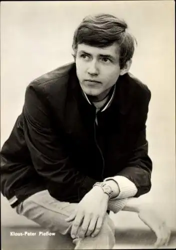 Ak Schauspieler Klaus-Peter Pleßow, Portrait, Armbanduhr, Die Toten bleiben jung